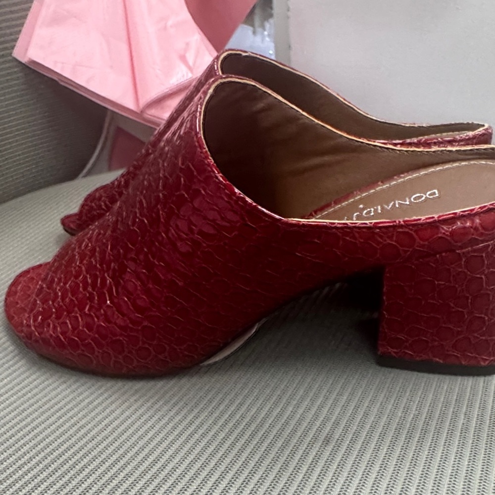 Donald J. Pliner Textured Red Mules Size 7.5 M - Picture 4 of 4